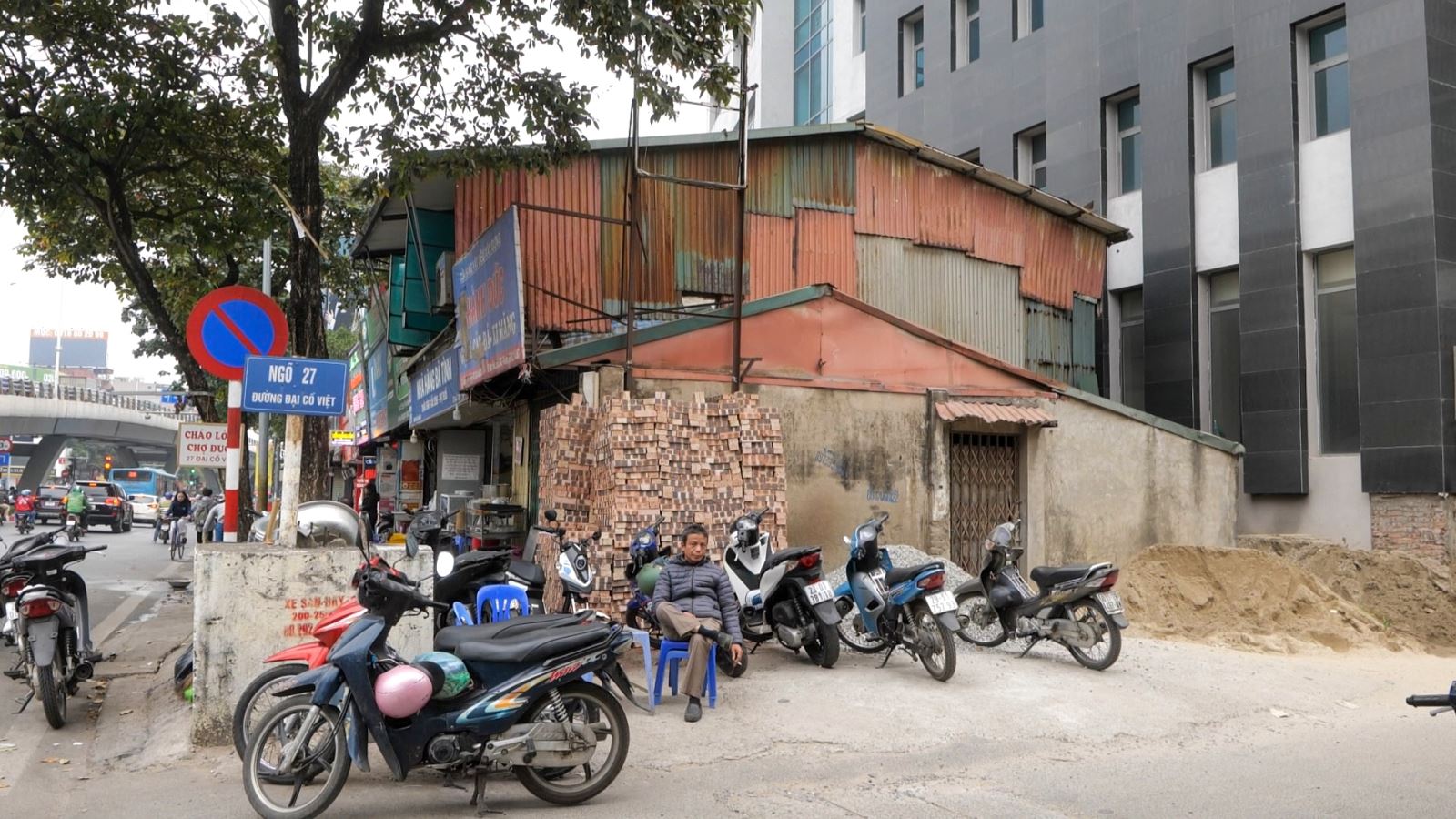 Hà Nội: Bỗng dưng trở thành “vô gia cư”, người dân nước mắt chan cơm.