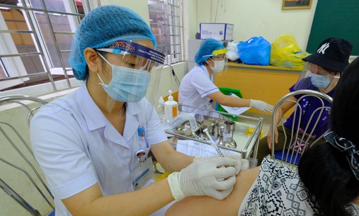 Ai cần tiêm vắc xin COVID-19 mũi 4?