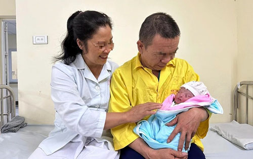 Bà nội U60 bất ngờ phát hiện mang thai sau khi thấy bụng ''động đậy''