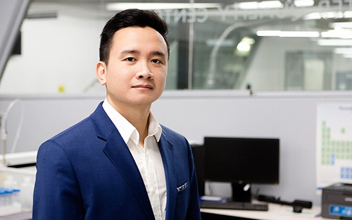 Chàng trai Việt vừa học vừa rửa bát thuê trở thành giáo sư trẻ nhất Đại học Trent