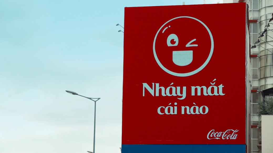 Độc đáo bảng quảng cáo ''chọc ghẹo'' người đi đường