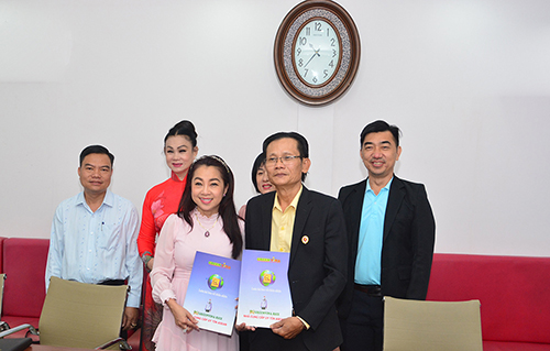 Bà Nguyễn Thị Minh Tâm CTHĐQT - TGĐ Việt Sin Fast Food ký kết hợp tác cùng ông Võ Thành Nhơn, CTHĐQT - TGĐ GreenVina.