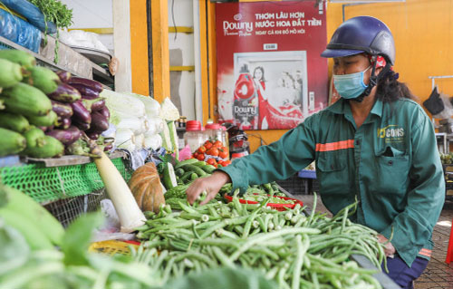 Giới buôn hàng hoá ngấm đòn lạm phát