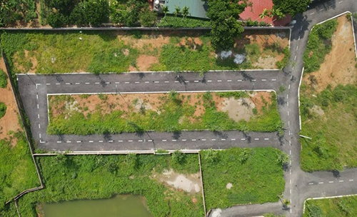 Hết ''sốt đất'', nhà đầu tư mắc kẹt tại đất ven đô