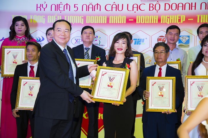 Make up Thùy Dương mang cái đẹp đến cho mọi người