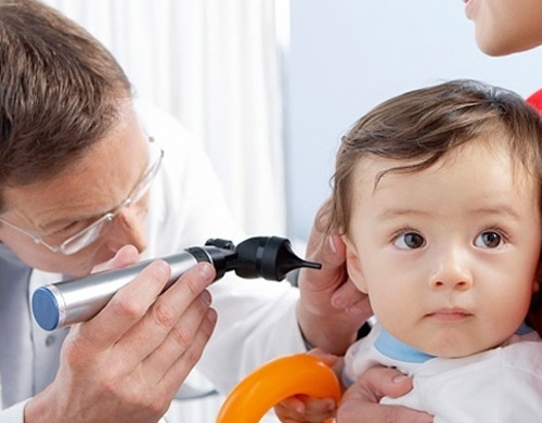 Mẹo xử lý khi bị côn trùng chui vào tai 