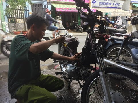 Món quà của 'đại gia' Sài Gòn khiến cậu học trò nghèo bật khóc