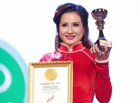 Ngọc nữ doanh nhân Nguyễn Thị Thuý đẹp lộng lẫy đi dự sự kiện