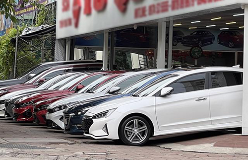 Thị trường ô tô tràn ngập xe tồn kho