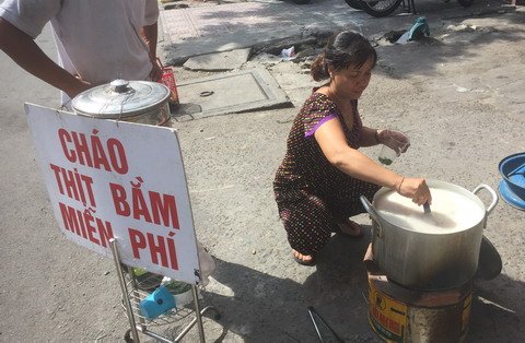 'Tôi xin một ly thôi, còn để phần người khác...'