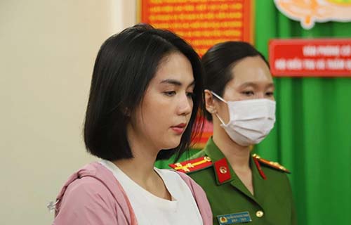 Từ câu chuyện của Ngọc Trinh bàn về cách ứng xử của người nổi tiếng