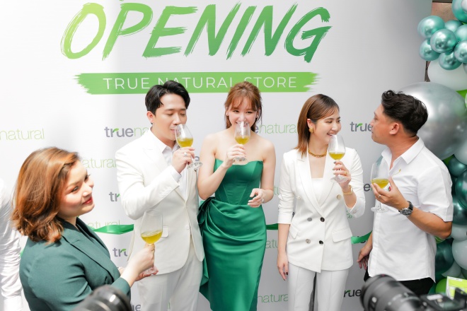 Khách mời hào hứng trải nghiệm sản phẩm mới của công ty do Trấn Thành làm Giám đốc điều hành