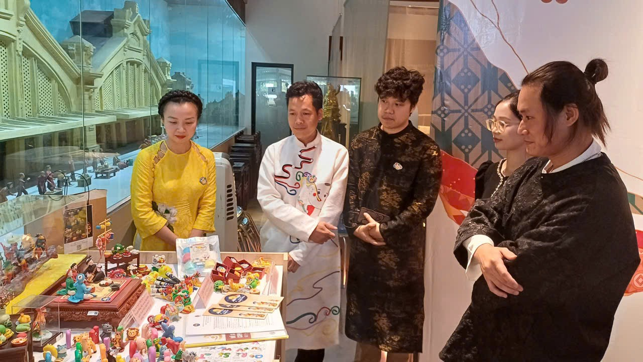 Trao giải cho các tác phẩm xuất sắc Cuộc thi thiết kế sản phẩm văn hóa