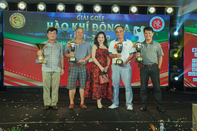 Giải Golf Hào Khí Đông A đóng góp hơn 1 tỷ cho Quỹ Khuyến Học Họ Trần