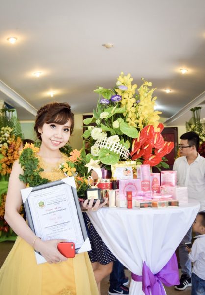 Doanh nhân trẻ Kiều Trinh trăn trở với thương hiệu son lì không chì Rosy