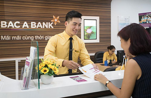 Ngân hàng giảm phí để khách hàng hưởng lợi