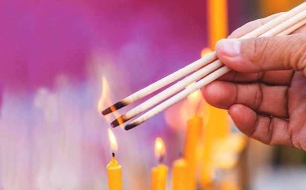 Tại sao khi thắp hương lại phải có 3 cây nhang