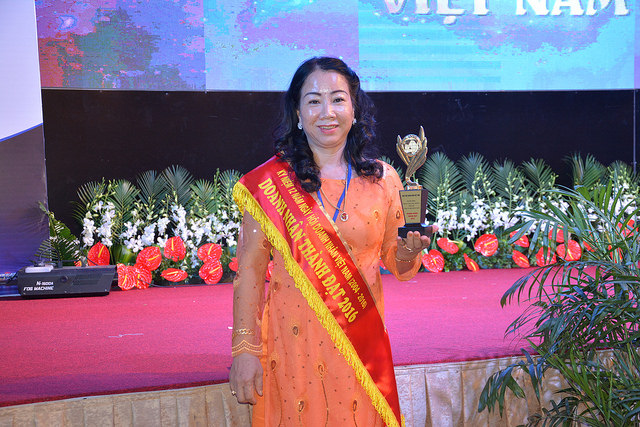 Đóa hồng trên vùng đất thép