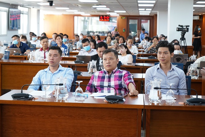 Phóng viên, nhà báo tham dự buổi họp báo.