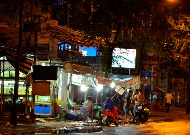 20 tên côn đồ cầm hung khí xông vào đập phá cửa hàng bán hải sản