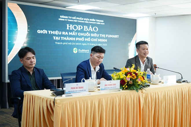 Ban lãnh đạo Công ty CP Vựa Miền Trung và Công ty TNHH Một thành viên FuMart miền Nam chủ trì buổi họp báo.
