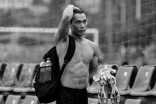 Bị đội tuyển Việt Nam “bỏ quên”, thủ môn Bùi Tiến Dũng làm gì?