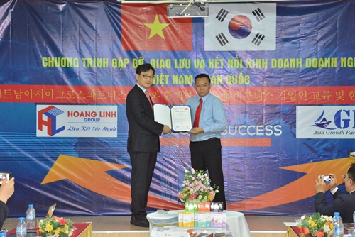 Ông Choi Young, Chủ tịch ASEA GROWTH PARTNERS trao quyết định bổ nhiệm Chủ tịch ASEA GROWTH PARTNERS cho ông Nguyễn Ngọc Luận