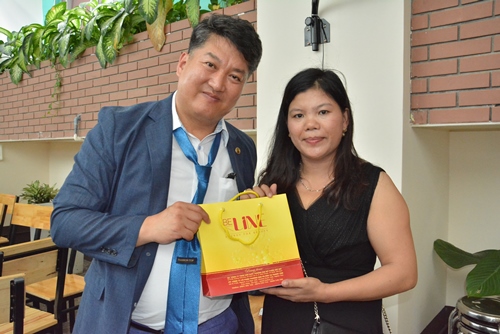 Bà Trần Thị Lệ Ánh, Giám đốc Công ty TNHH Sản Xuất Mỹ Phẩm Việt Mỹ thay mặt cho các doanh nghiệp Việt Nam tặng quà cho đại diện doanh nghiệp Hàn Quốc. Đây là sản phẩm lá NEEM, thương hiệu Beline của Công ty Việt Mỹ, một loại thảo dược có tác dụng dưỡng da, thải độc cơ thể hoàn toàn tự nhiên do Công ty Việt Mỹ khai thác và đóng gói