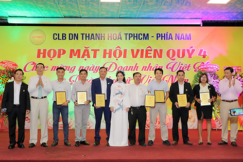 Chủ tịch, PCT HTBC trao chứng nhận hội viên mới cho các Doanh nghiệp tham gia vào ngôi nhà HTBC