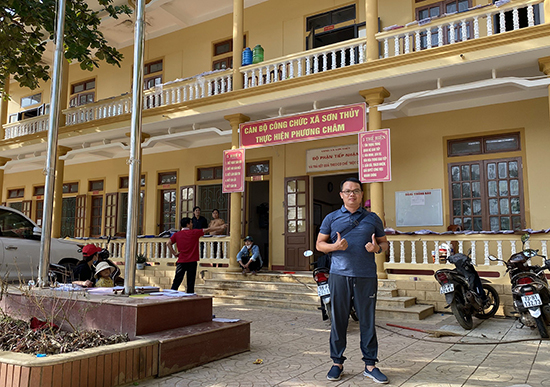 Trần Hoàng Hải - TGĐ UniHomes Miền Nam trực tiếp tới tận nơi để trao quà giúp người dân vùng lũ Quảng Trị