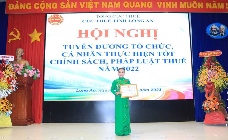Bà Trần Thị Huấn - Phó TGĐ Công ty TNHH Nhôm Nam Sung nhận Bằng khen của Cục thuế Long An.