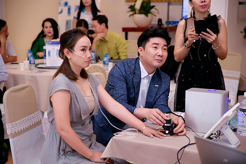Khách hàng tham gia trải nghiệm sản phẩm mới.