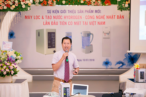Bác sĩ Tô Minh Châu - chuyên khoa chấn thương chỉnh hình, Y học thể thao chia sẻ tại lễ ra mắt.