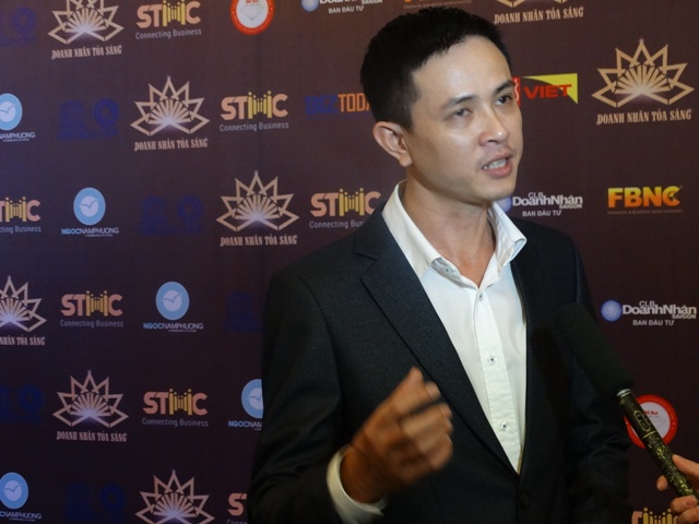 ông Huỳnh Phan Anh Sa, giám đốc dự án giới thiệu về nội dung, mục đích, ý nghĩa của chương trình: “Đây là dự án dành cho doanh nhân, được tổ chức với 3 hoạt động chính: cuộc thi Doanh nhân tỏa sáng (gồm 2 nội dung là Tiếng hát doanh nhân và Bước nhảy doanh nhân), chương trình đồng hành Doanh nhân với cộng đồng và Đêm gala Shining Night. Với thông điệp "Tỏa sáng tài năng doanh nhân", dự án là sân chơi để các doanh nhân yêu thích nghệ thuật và quan tâm đến các hoạt động xã hội có cơ hội thể hiện tài năng, sự đam mê và tinh thần trách nhiệm với cộng đồng, đồng thời xây dựng những mối quan hệ mới trong cộng đồng doanh nhân - doanh nghiệp.”