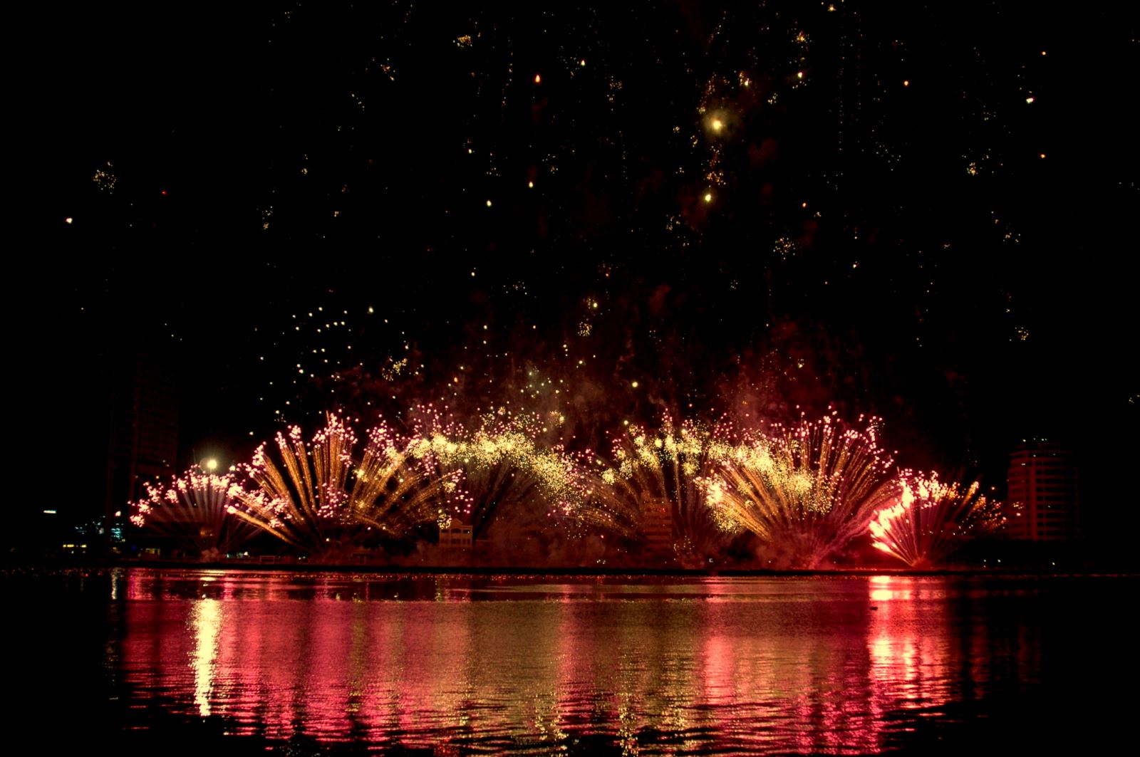 Cuộc thi Trình diễn pháo hoa quốc tế Đà Nẵng (tiếng Anh: Danang International Fireworks Competition, viết tắt: DIFC), do Uỷ ban nhân dân thành phố Đà Nẵng tổ chức vào dịp 29 và 30 tháng 4 hàng năm (trước đây là 27 và 28 tháng 3), được tổ chức lần đầu tiên vào năm 2008. Mỗi năm có 03 - 04 đội quốc tế và đội Đà Nẵng - Việt Nam tham gia thi đấu.