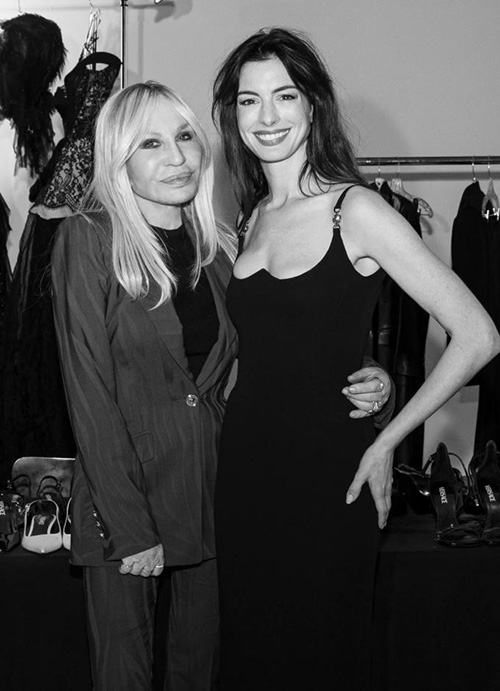 Anne Hathaway vẫn xuất hiện với váy áo từ thương hiệu khác sau khi bắt tay với Versace trong bộ sưu tập thời trang riêng. Ảnh: Andrew Archeos.