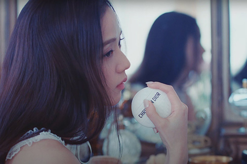 Trang phục, mỹ phẩm và giày dép của nhãn hàng Dior xuất hiện liên tục trong MV mới của Jisoo.