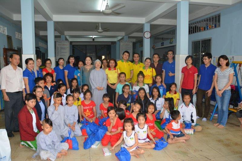 Sáng ngày 3 tháng 12 năm 2016, Công ty CP SX Thực Phẩm Anh Kim, Công Ty TNHH Thương Mại Dịch Vụ Mai Khôi và Ngân hàng Thương Mại Cổ Phần Sài Gòn đã đến thăm, tặng quà cho Trung Tâm Bảo Trợ Trẻ Em Mồ Côi Chùa Pháp Võ, nơi hiện đang nuôi dưỡng hơn 100 cháu từ sơ sinh tới Đại học. Đi cùng đoàn có bà Trương Thị Nở, phó Trưởng Ban Từ Thiện Trung Ương Giáo Hội Phật Giáo Việt Nam, nhà báo Nguyễn Khánh Ly, Trưởng đại diện Tạp chí Văn Hóa Doanh Nhân tại thành phố Hồ Chí Minh.