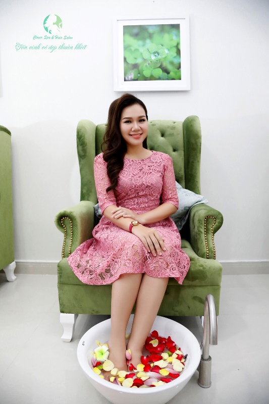Ngâm chân bằng nước ấm (nguồn: internet)
