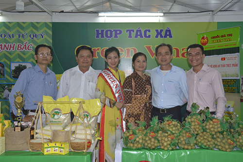 Ông La Hữu Nghị Chủ tịch Liên minh HTX tỉnh Tây Ninh tham quan gian hàng của Green Vina