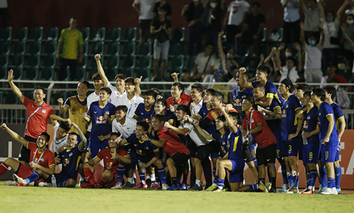 Cầu thủ HAGL chụp hình lưu niệm sau trận hoà thứ hai ở AFC Champions League. Ảnh: Đức Đồng