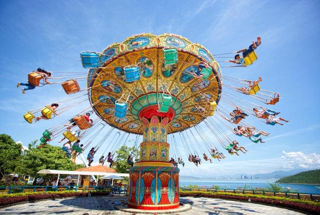 Vinpearl Land có khu vui chơi giải trí hiện đại được sánh ngang tầm với các công viên giải trí trong khu vực và thế giới. Bây giờ mời bạn cùng Traveloka tìm hiểu những khu vu chơi thú vị nhất không thế bỏ qua khi đến đây nhé.