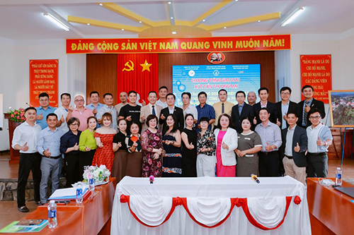 Các doanh nghiệp chụp hình lưu niệm