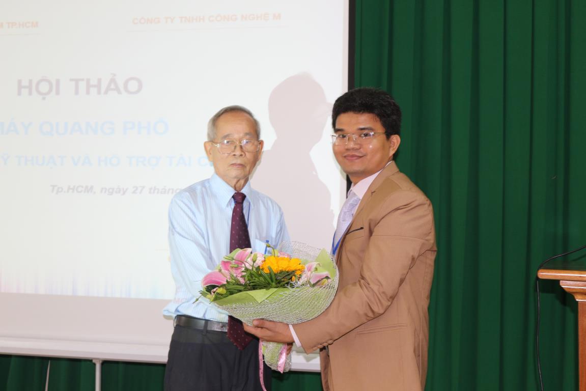 Doanh nhân Lê Văn Thương được Phó Giáo sư, Tiến sĩ Lý Ngọc Sáng trao tặng hoa tại buổi hội thảo máy quang phổ
