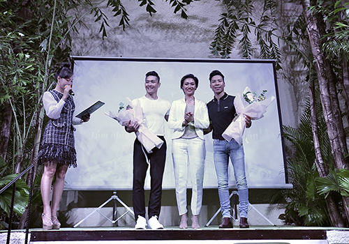 Nguyễn Gia Bảo (Chủ tịch HĐQT/Nhà sáng lập The Golf House) tặng hoa cảm ơn tới NSƯT Quốc Cơ - Quốc Nghiệp 