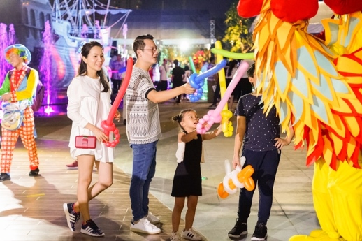 Ca sĩ Hoàng Bách và gia đình hào hứng khám phá Lễ hội