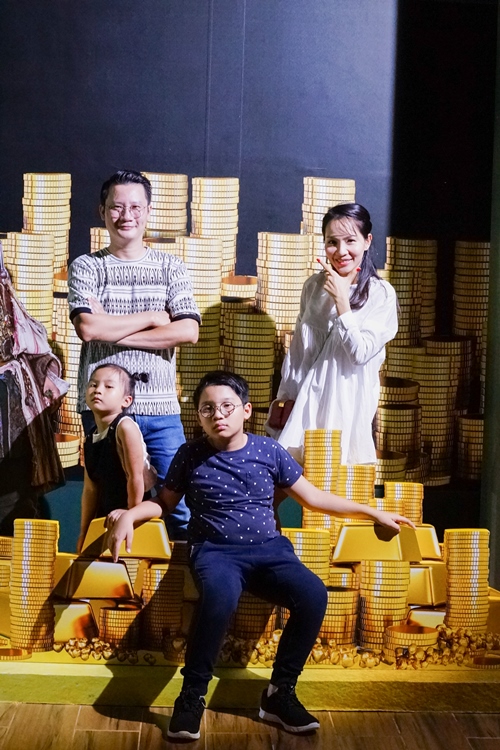 Ca sĩ Hoàng Bách cùng bà xã và các con khám phá khu trưng bày tại Lễ hội.