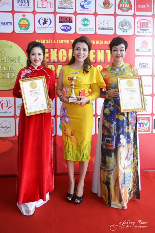 chị Thuý Bella vinh dự nhận giải Thương Hiệu Xuất sắc 2017
