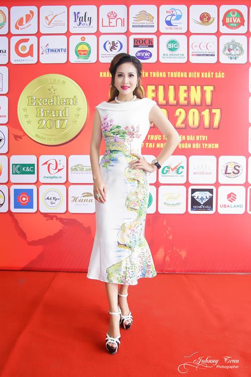 Chị Thuý Bella trong trang phục thời trang vẽ tay Mona