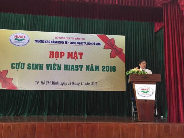 Thầy Đỗ Hữu Ngập- phó Hiệu trưởng phát biểu tại buổi gặp gỡ cự SV